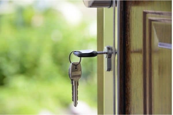 Puerta abierta con llave puesta. Apertura de puertas urgente en cerrajeros Alhama de Murcia