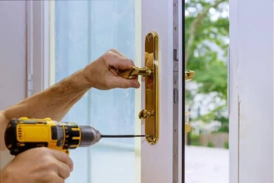Cerrajero abriendo puerta con taladro es uno de los servicios low cost de cerrajeros Alhama de Murcia