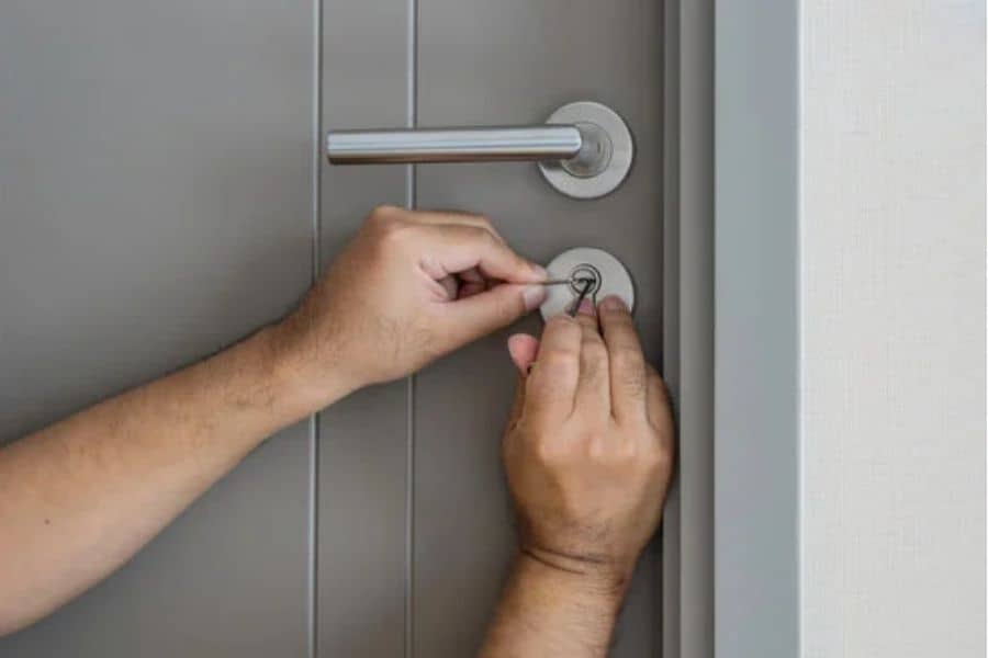 cerrajero abriendo una puerta en Alhama de Murcia