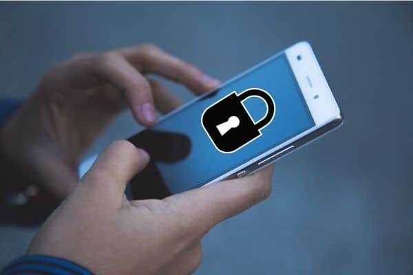 Movil con un candado para abrir una cerradura invisible instlada de forma rápida y eficaz por cerrajeros en Alhama de Murcia