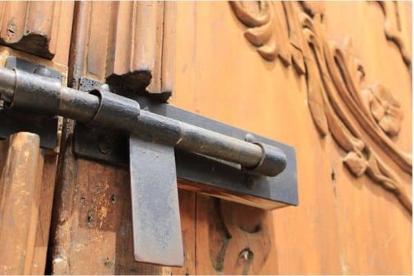 Puerta con cerrojo como los que instalan cerrajeros de Alhama de Murcia urgentes