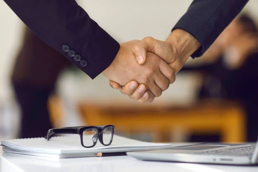 cliente satisfecho dando la mano a cerrajero de Alhama de Murcia 24 horas